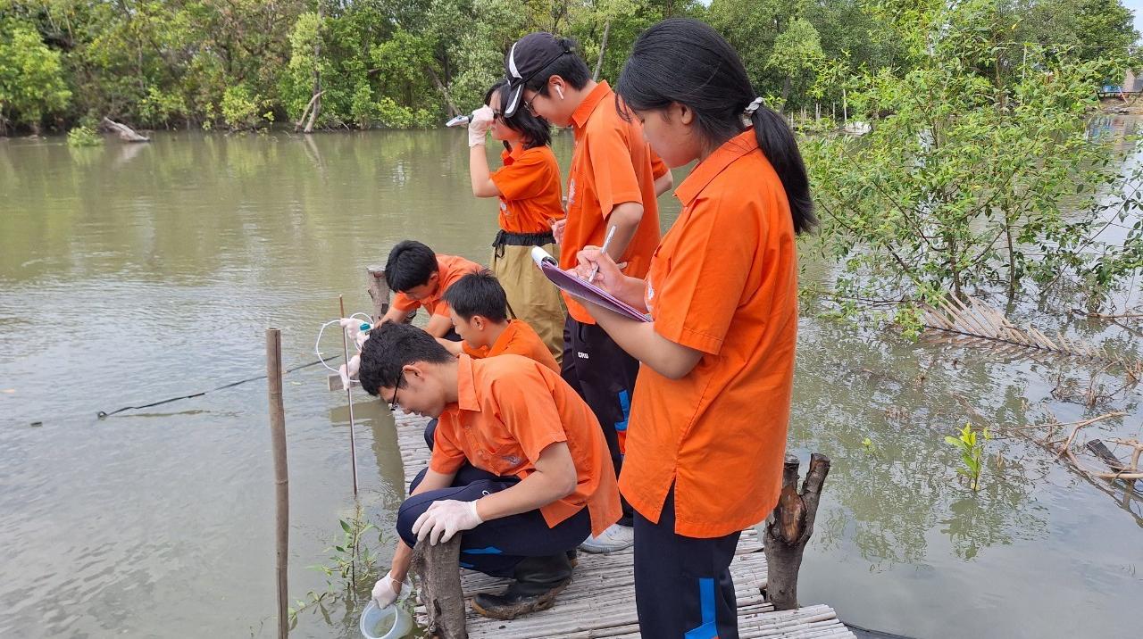 Globe researchers are analyzing the physicochemical parameters of a brackish river in Khlong Tamru, Chonburi, Thailand.