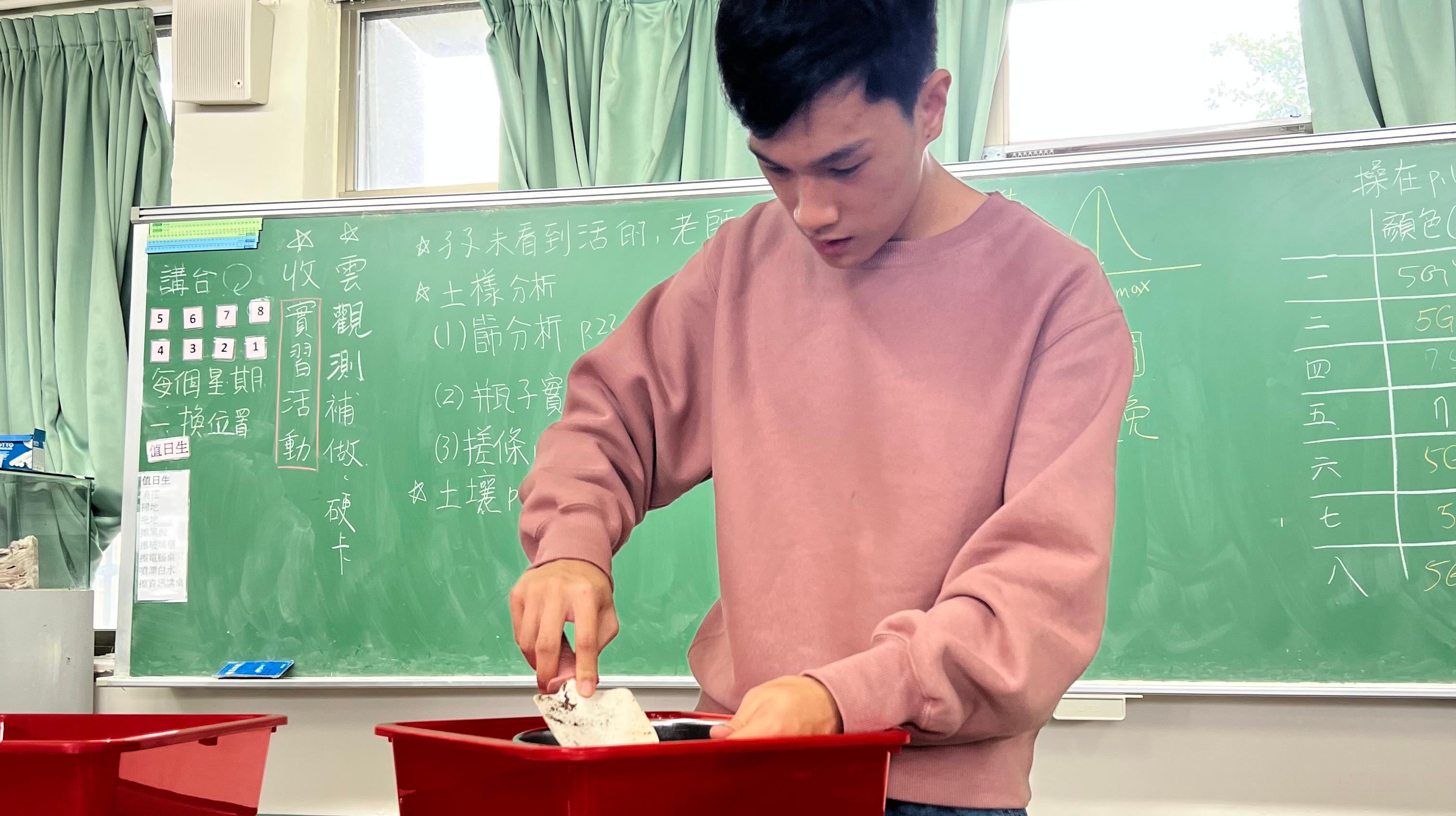 In the course, a soil analysis experiment is conducted using the sieving method to separate soil particles of different sizes, followed by calculating their proportions to draw conclusions.